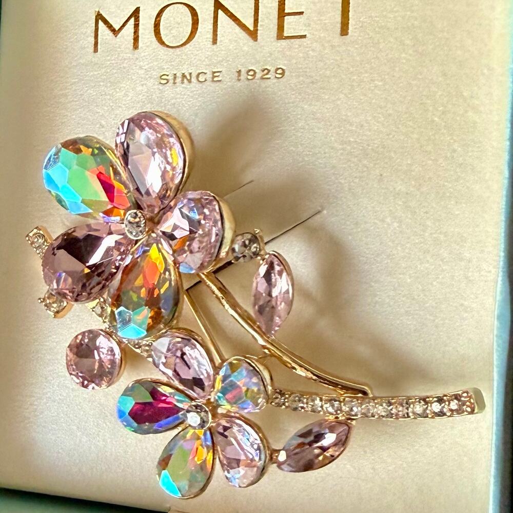 MONET Flower Brooch Pin Gold Tone Rhinestone Pink AB Crystal Figural New in Box - Picture 3 of 10